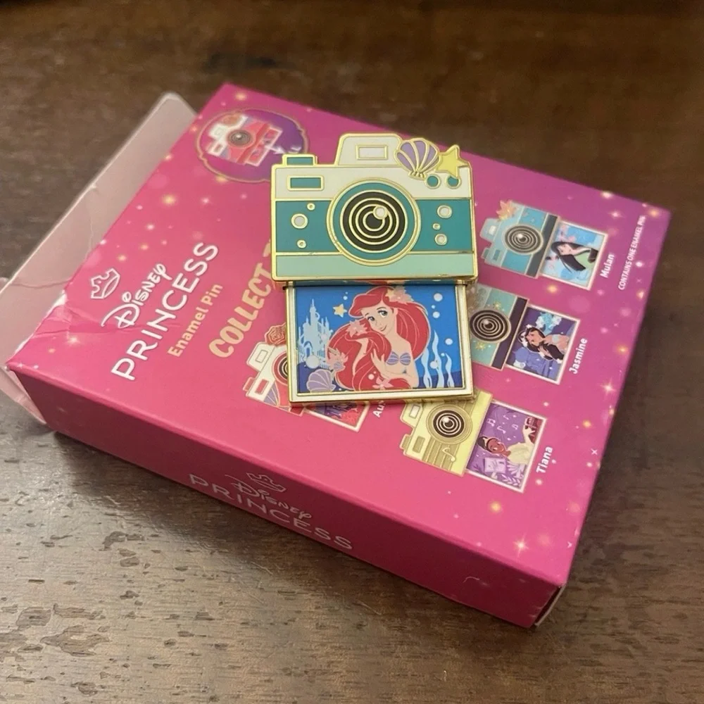 Disney Princess enamel Camera Pin - The Little Mermaid-Ariel - Picture 3 of 3